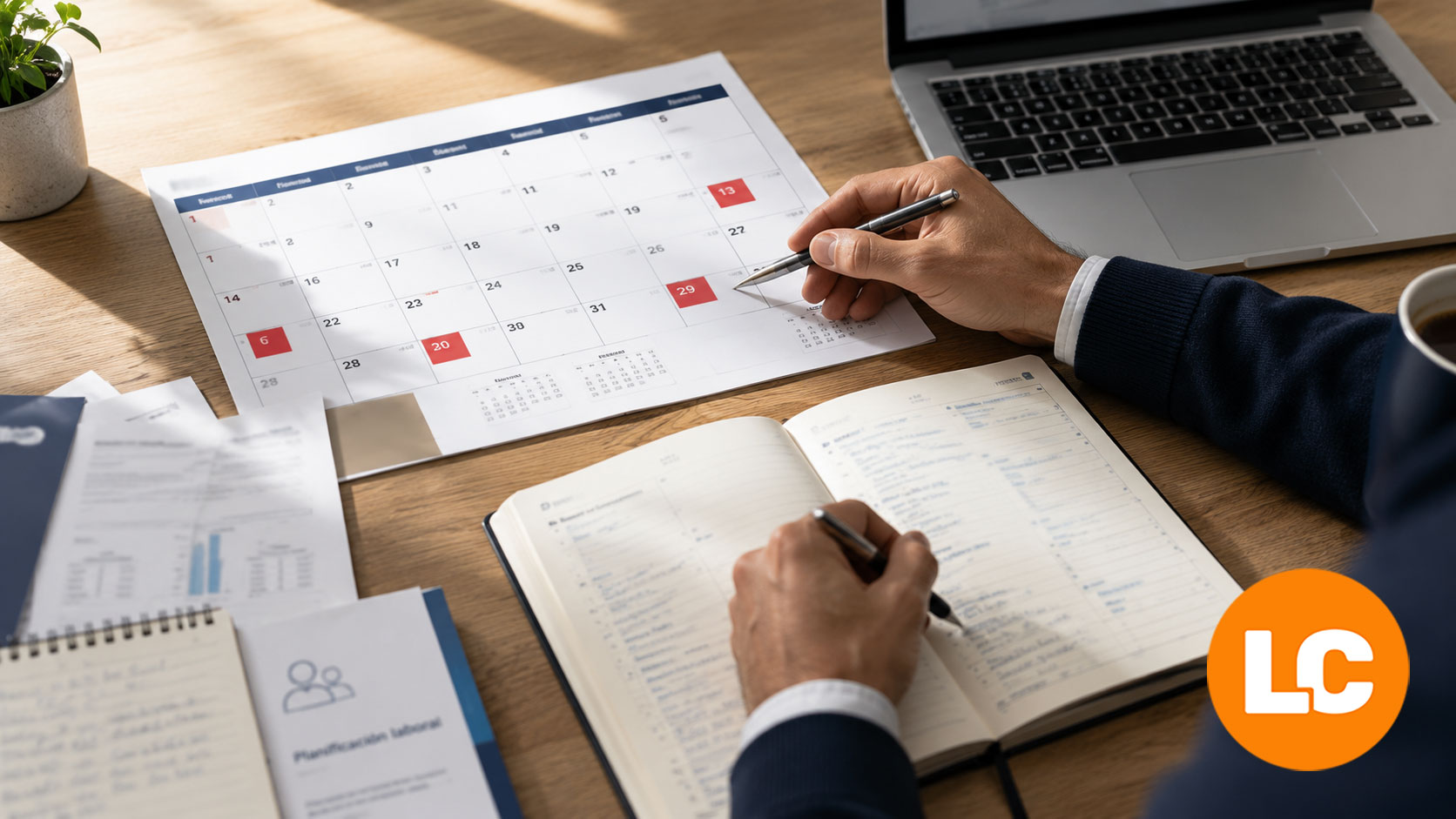 Festivo coincide descanso semanal Responsable de recursos humanos revisando un calendario laboral con un día festivo señalado durante la planificación de la jornada de trabajo.